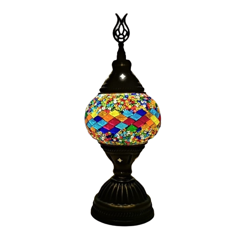 La lampe mosaïque verre vu de face, sur un fond blanc, couleur de la mosaïque multi couleurs