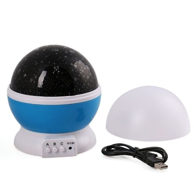 la Veilleuse ciel étoilé vu de face sur un fond blanc, couleur du produit bleu, et à coté le câble de rechargement et la coque
