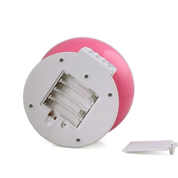 la Veilleuse ciel étoilé vu de dessous sur un fond blanc, couleur du produit rose, y voit l'emplacement pour mettre les piles