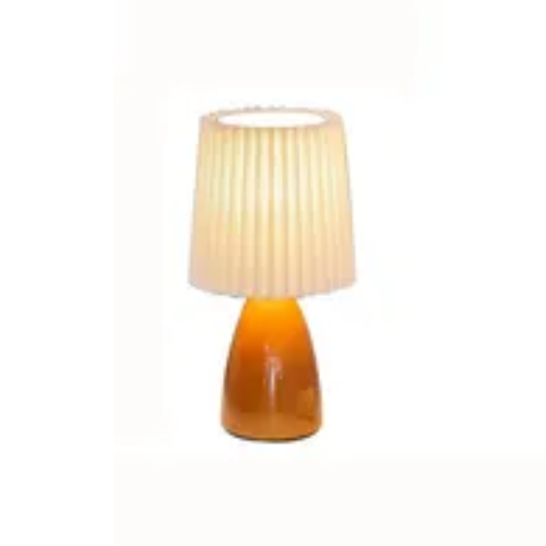 le produit Lampe plissée vu de face sur un fond blanc, produit allumé et couleur du produit orange