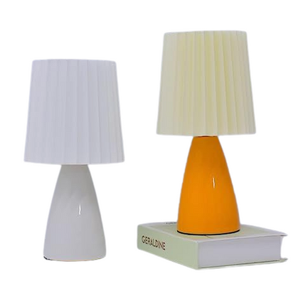 2 produits Lampe plissée vu de face sur un fond blanc, produit éteins et couleur du produit de gauche blanc et celui de droite orange