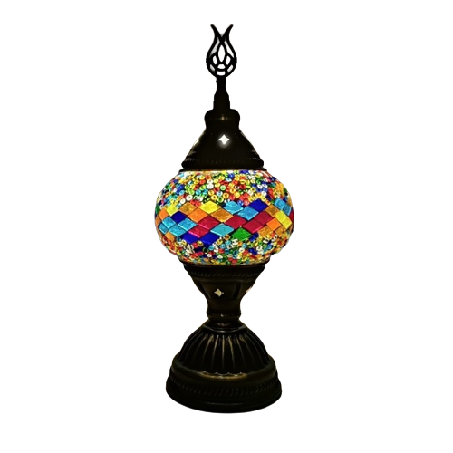 La lampe mosaïque verre vu de face, sur un fond blanc, couleur de la mosaïque multi couleurs 