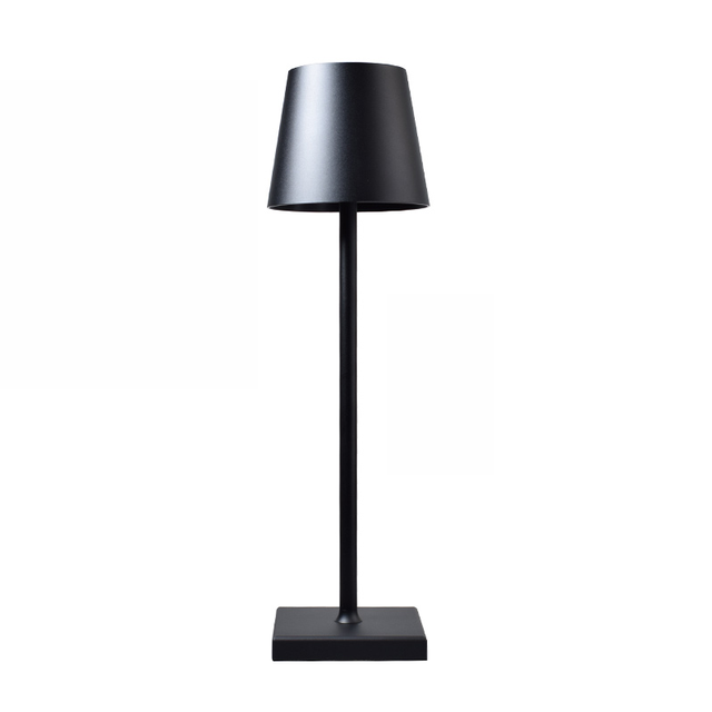 La lampe sur pied led vu de face sur un fond blanc, couleur du produit noir