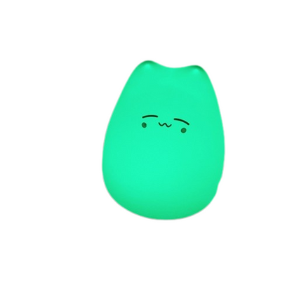 La veilleuse chat vu de face sur fond blanc, variante du produit: chat kawaii, couleur LED verte