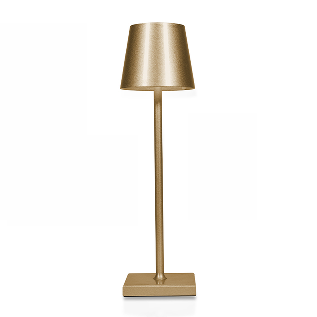 La lampe sur pied led vu de face sur un fond blanc, couleur du produit or