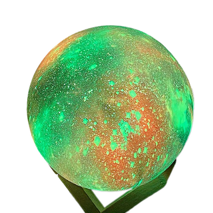 la lampe moon sur son support en bois, sur un fond blanc, couleur de la lampe verte et orange