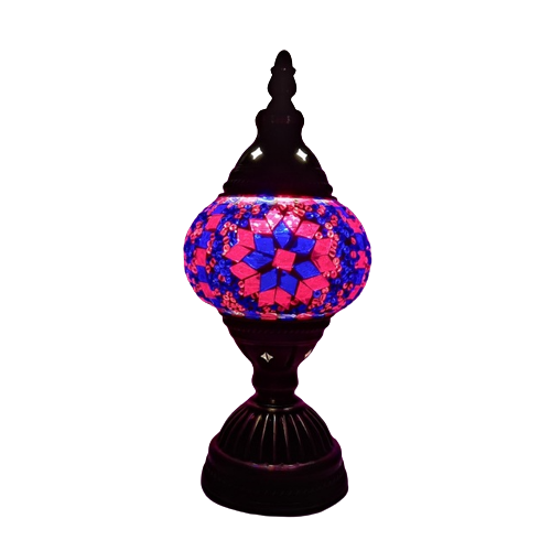 La lampe mosaïque verre vu de face, sur un fond blanc, couleur de la mosaïque bleue et rose