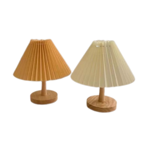 2 produits Lampe nordique vu de face sur un fond blanc, produit éteins et couleur de l'abat jour orange pour celui de gauche et blanc celui de droite