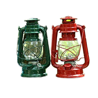 Deux lampe à kérosène de face, sur fond blanc, celle de gauche en verte et celle de droite en rouge